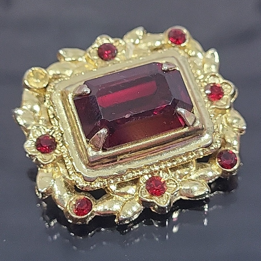 Vintage Gold‎ Tone Brooch Pin with Red Stone